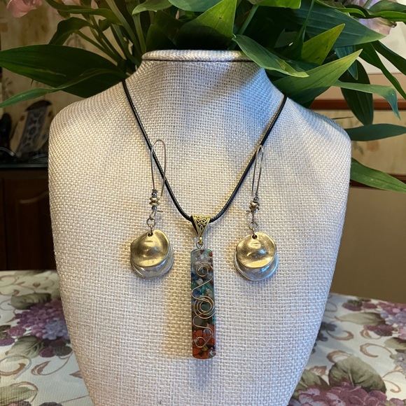 MULTICOLORED PENDANT WITH GOLD/SILVER PIERCED EARRINGS - Picture 3 of 9